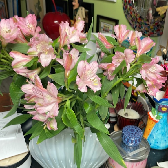 Milk glass Vase.. - Picture 2 of 4